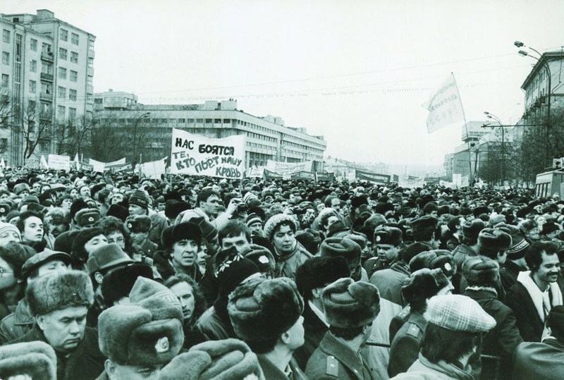  Moskwa 1990, napis na transparencie: "Boją się nas Ci, którzy piją naszą krew". Jedna z największych demonstracji opozycji demokratycznej na Placu Zubowskim, koło centrum prasowego MSZ. Uczestniczyło w niej około 300 tysięcy osób., fot. Ryszard Kapuściński